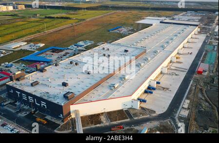 Birdview della Tesla Gigafactory in costruzione presso il pilota Lin-Gang Zona di libero scambio in Cina a Shanghai, 18 ottobre 2019. Foto Stock