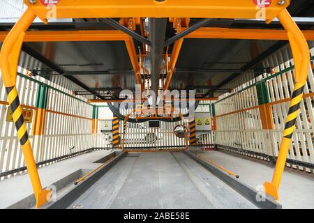 Un parcheggio multipiano, che si estende verso il cielo e contiene 40 più posteggi, contribuisce al problema della mancanza di spazio parcheggio per auto in M Foto Stock