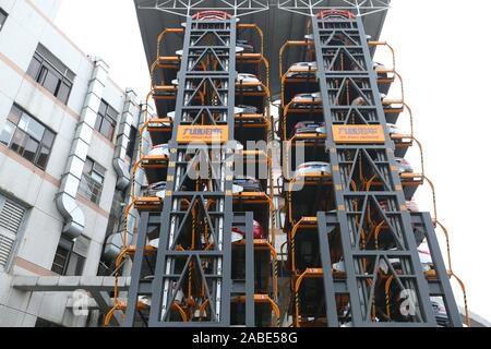 Un parcheggio multipiano, che si estende verso il cielo e contiene 40 più posteggi, contribuisce al problema della mancanza di spazio parcheggio per auto in M Foto Stock