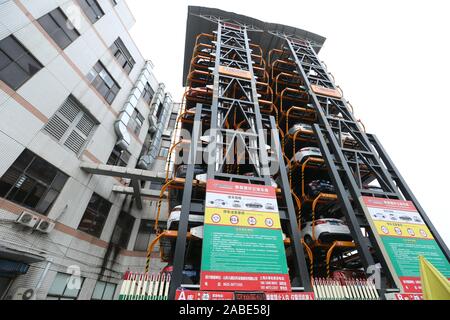 Un parcheggio multipiano, che si estende verso il cielo e contiene 40 più posteggi, contribuisce al problema della mancanza di spazio parcheggio per auto in M Foto Stock