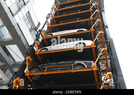 Un parcheggio multipiano, che si estende verso il cielo e contiene 40 più posteggi, contribuisce al problema della mancanza di spazio parcheggio per auto in M Foto Stock