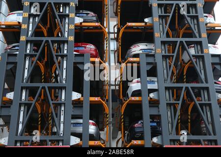 Un parcheggio multipiano, che si estende verso il cielo e contiene 40 più posteggi, contribuisce al problema della mancanza di spazio parcheggio per auto in M Foto Stock