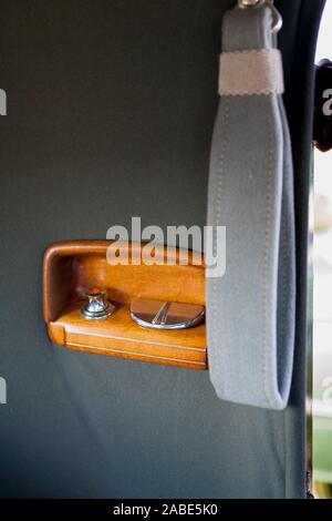 Durante una custom hot rod & antique car show questo veicolo è stato uno dei molti sul display che le persone erano in grado di vedere e chiedere dei proprietari delle domande. Foto Stock