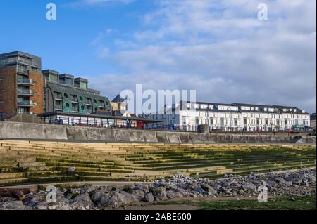 Sistema di Difesa delle maree sul lungomare di Porthcawl sulla costa del Galles del Sud. Porthcawl fronteggia il canale di Bristol e necessita di protezione costiera. Foto Stock