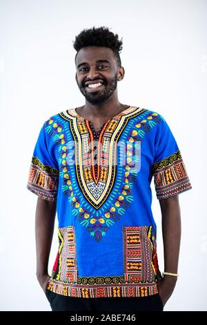 Ritratto di bello nero africano uomo nel tradizionale sudan islamico di moda Foto Stock