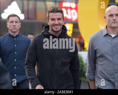 Inglese ex calciatore professionista David Beckham, medio, è visto da shopping di Sanlitun a Pechino in Cina, 11 ottobre 2019. Foto Stock