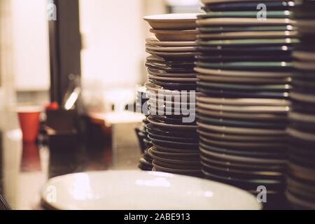 Per le placche vuote (piatti) su un tavolo da cucina in un ristorante. Piatti per ristoranti. Foto Stock