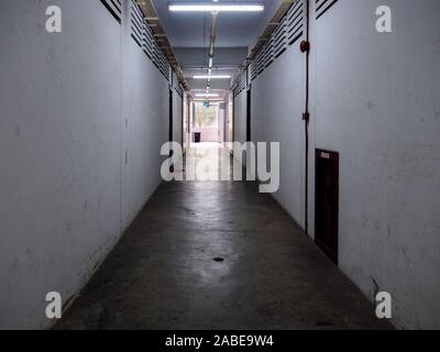 Un lungo corridoio vuoto / passaggio in un vecchio edificio industriale Foto Stock