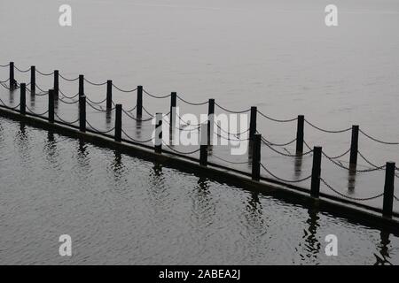 Causeway a lago marino, Weston-super-Mare, North Somerset, Inghilterra, Regno Unito, nella nube spessa Foto Stock