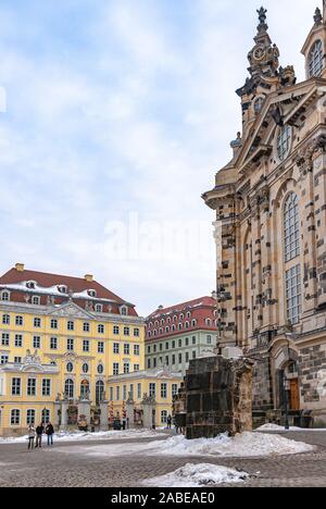 Vista sulla winterly piazza Neumarkt dietro la Frauenkirche (Chiesa di Nostra Signora) all ingresso F alla Coselpalais (Cosel Palcace). Foto Stock