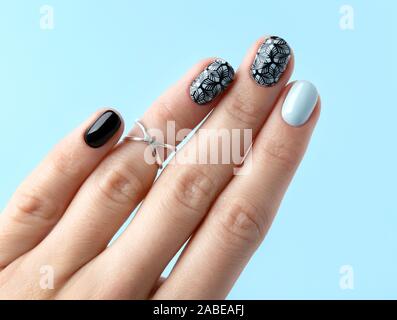 Flat Top laici vista bellissima giovane womans mani con manicure. Foto Stock