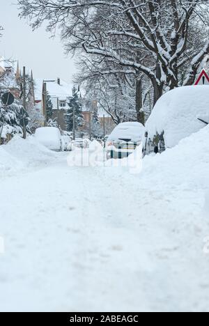 Pesanti nevicate hanno provocato la comparsa di inverno in grandi parti della Germania, anche in Dresden Klotzsche del distretto. Foto Stock