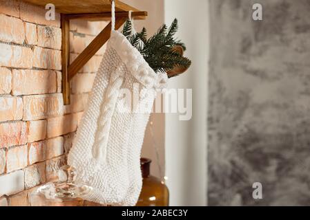 La luce interna cucina con decorazioni di Natale e albero Foto Stock