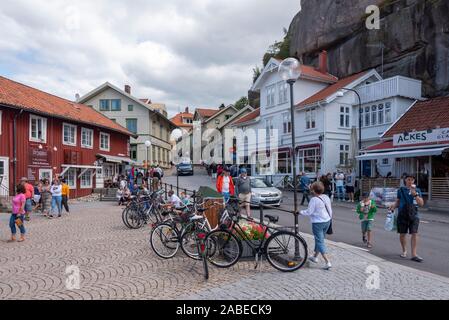 09 luglio 2019, Svezia, Fjällbacka: i turisti a piedi attraverso le famose svedese città vacanze Fjällbacka, il luogo di nascita del romanziere della criminalità Camilla Läckberg. Foto: Stephan Schulz/dpa-Zentralbild/ZB Foto Stock