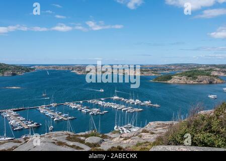 09 luglio 2019, Svezia, Fjällbacka: Vista della marina di Fjällbacka, città natale dello scrittore di Camilla Läckberg, Svezia occidentale. Foto: Stephan Schulz/dpa-Zentralbild/ZB Foto Stock