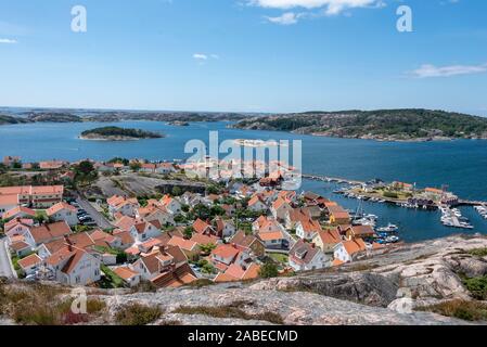 09 luglio 2019, Svezia, Fjällbacka: Vista di case e il motoscafo porto di Fjällbacka, città natale dello scrittore di Camilla Läckberg, Svezia occidentale. Foto: Stephan Schulz/dpa-Zentralbild/ZB Foto Stock