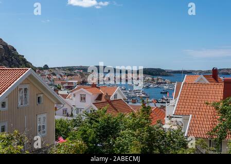 09 luglio 2019, Svezia, Fjällbacka: vista panoramica sul case e il porto di Fjällbacka, città natale dello scrittore di Camilla Läckberg, Svezia occidentale. Foto: Stephan Schulz/dpa-Zentralbild/ZB Foto Stock