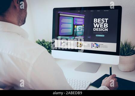 Web designer freelance lavoro con computer e penna grafica Foto Stock