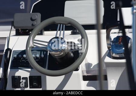 Marine yacht di lusso, barca cockpit, consolle di pilotaggio Foto Stock