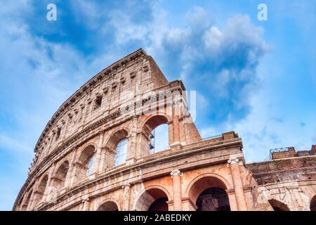 Splendido Colosseo in dettaglio nel corso di una giornata nuvolosa, Roma, Italia Foto Stock