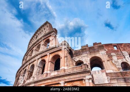 Splendido Colosseo in dettaglio nel corso di una giornata nuvolosa, Roma, Italia Foto Stock