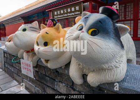Gatti giganti sono messi a Shenwu Porta della Città Proibita di Pechino, Cina, 30 ottobre 2019. Foto Stock