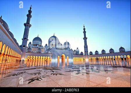Parole chiave: moschea, Abu Dhabi Zayed, Sheikh, grand, UAE, cultura, crepuscolo, Emirates, bianco, islam, architettura, tramonto, marmo, sky, sera, islamica, m Foto Stock