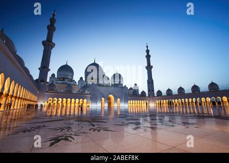 Parole chiave: moschea, Abu Dhabi Zayed, Sheikh, grand, UAE, cultura, crepuscolo, Emirates, bianco, islam, architettura, tramonto, marmo, sky, sera, islamica, m Foto Stock