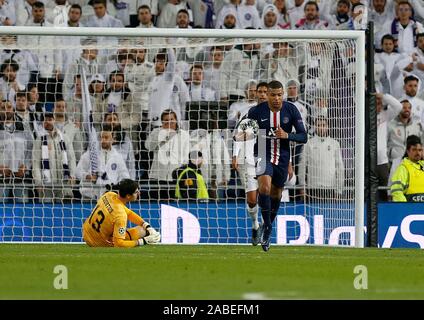 Kylian Mbappe PSG celebra un obiettivo durante la UEFA Champions League, tra Real Madrid e Parigi Saint Germain a Santiago Bernabeu Stadium in Madrid.(punteggio finale; Real Madrid 2:2 Paris Saint Germain) Foto Stock