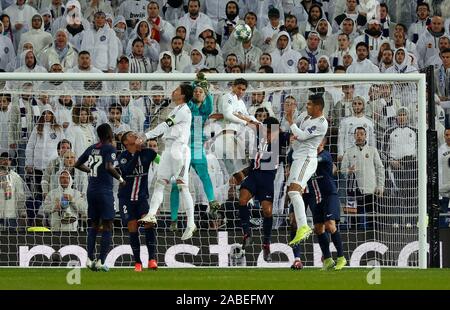 Keylor Navas del PSG visto in azione durante la UEFA Champions League, tra Real Madrid e Parigi Saint Germain a Santiago Bernabeu Stadium in Madrid.(punteggio finale; Real Madrid 2:2 Paris Saint Germain) Foto Stock