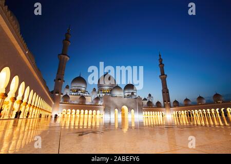 Parole chiave: moschea, Abu Dhabi Zayed, Sheikh, grand, UAE, cultura, crepuscolo, Emirates, bianco, islam, architettura, tramonto, marmo, sky, sera, islamica, m Foto Stock