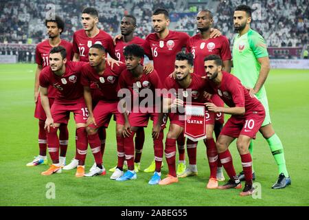 26 novembre 2019: oha, in Qatar. Il 25 novembre 2019. La ventiquattresima edizione del Golfo Arabico Cup inizia Al Khalifa International Stadium di capitale del Qatar Doha. Amir lo Sceicco Tamim Bin Hamad Al Thani ha aperto la XXIV edizione del Golfo Arabico Cup, cui ha partecipato anche il Amir della madre e da eminenti funzionari del paese. L'Iraq, Yemen, gli Emirati arabi uniti, Kuwait, Arabia saudita, Bahrein, Oman, hanno inviato i loro team per l'evento regionale, che è ospitato dal Qatar per la quarta volta. La partita di apertura tra il Qatar e l Iraq si è conclusa con la vittoria del team iracheno (credito Im Foto Stock