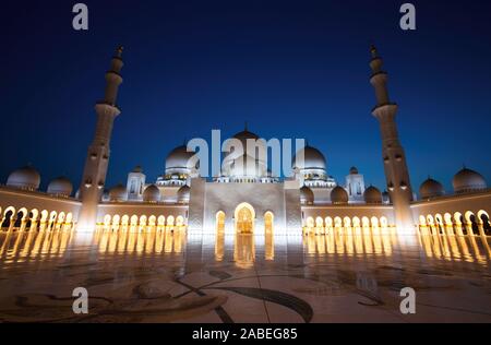 Parole chiave: moschea, Abu Dhabi Zayed, Sheikh, grand, UAE, cultura, crepuscolo, Emirates, bianco, islam, architettura, tramonto, marmo, sky, sera, islamica, m Foto Stock