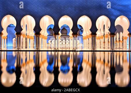 Parole chiave: moschea, Abu Dhabi Zayed, Sheikh, grand, UAE, cultura, crepuscolo, Emirates, bianco, islam, architettura, tramonto, marmo, sky, sera, islamica, m Foto Stock