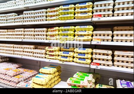 Samara, Russia - 24 Novembre 2019: Vari fresco uova di pollo pronto per la vendita sugli scaffali di supermercato Foto Stock