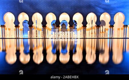 Parole chiave: moschea, Abu Dhabi Zayed, Sheikh, grand, UAE, cultura, crepuscolo, Emirates, bianco, islam, architettura, tramonto, marmo, sky, sera, islamica, m Foto Stock