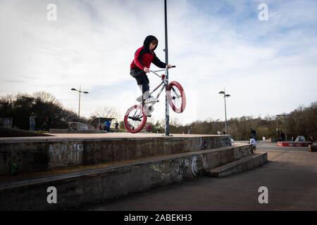 Un rider BMX presso il locale skate park a Stoke on Trent, Stoke Plaza, usa cemento rampe e ciotole per fare pratica e passare da, pilota professionista Foto Stock