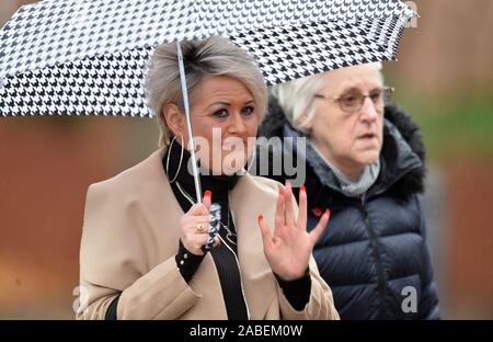 Louise Brookes (sinistra), la sorella della vittima Andrew Brookes, e Christine McEvoy, madre di Marian McCabe, arrivando a Preston Crown Court per la versione di prova di Hillsborough corrispondono comandante David Duckenfield, chi è accusato di omicidio colposo da grave negligenza di 95 Liverpool sostenitori al 1989 FA Cup semi-finale. Foto Stock