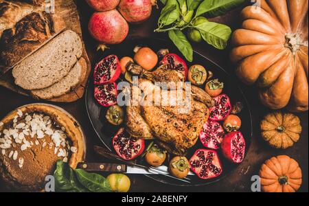 Tabella di ringraziamento con arrosto di tacchino e torta di zucca, vista dall'alto Foto Stock