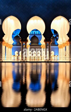 Parole chiave: moschea, Abu Dhabi Zayed, Sheikh, grand, UAE, cultura, crepuscolo, Emirates, bianco, islam, architettura, tramonto, marmo, sky, sera, islamica, m Foto Stock