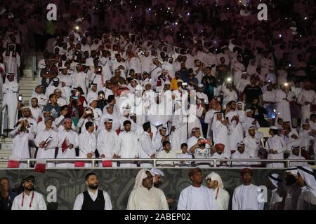 26 novembre 2019: oha, in Qatar. Il 25 novembre 2019. La ventiquattresima edizione del Golfo Arabico Cup inizia Al Khalifa International Stadium di capitale del Qatar Doha. Amir lo Sceicco Tamim Bin Hamad Al Thani ha aperto la XXIV edizione del Golfo Arabico Cup, cui ha partecipato anche il Amir della madre e da eminenti funzionari del paese. L'Iraq, Yemen, gli Emirati arabi uniti, Kuwait, Arabia saudita, Bahrein, Oman, hanno inviato i loro team per l'evento regionale, che è ospitato dal Qatar per la quarta volta. La partita di apertura tra il Qatar e l Iraq si è conclusa con la vittoria del team iracheno (credito Im Foto Stock