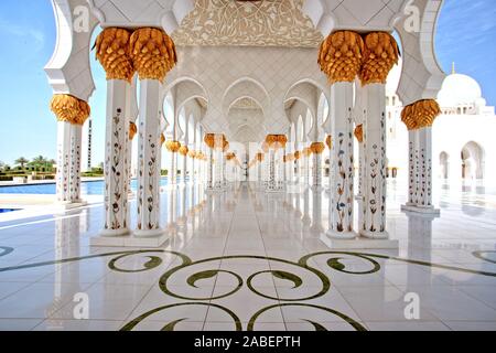 Parole chiave: moschea, Abu Dhabi Grand, Sheikh Zayed, musulmane arabe, Emirates, UAE, islamica, bianco, preghiera, uniti, architettura, l'Islam, religione, landma Foto Stock