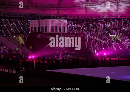 26 novembre 2019: oha, in Qatar. Il 25 novembre 2019. La ventiquattresima edizione del Golfo Arabico Cup inizia Al Khalifa International Stadium di capitale del Qatar Doha. Amir lo Sceicco Tamim Bin Hamad Al Thani ha aperto la XXIV edizione del Golfo Arabico Cup, cui ha partecipato anche il Amir della madre e da eminenti funzionari del paese. L'Iraq, Yemen, gli Emirati arabi uniti, Kuwait, Arabia saudita, Bahrein, Oman, hanno inviato i loro team per l'evento regionale, che è ospitato dal Qatar per la quarta volta. La partita di apertura tra il Qatar e l Iraq si è conclusa con la vittoria del team iracheno (credito Im Foto Stock