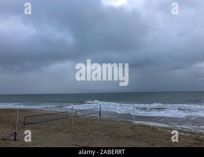 Molto alte maree a banchi di sabbia sulla spiaggia di Suzanne credito McGowan / Alamy Live news Foto Stock