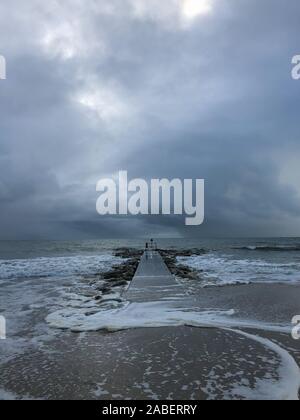 Molto alte maree a banchi di sabbia sulla spiaggia di Suzanne credito McGowan / Alamy Live news Foto Stock