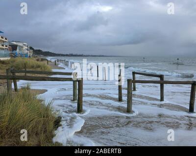 Molto alte maree a banchi di sabbia sulla spiaggia di Suzanne credito McGowan / Alamy Live news Foto Stock