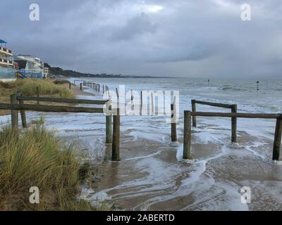 Molto alte maree a banchi di sabbia sulla spiaggia di Suzanne credito McGowan / Alamy Live news Foto Stock