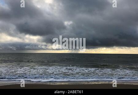 Molto alte maree a banchi di sabbia sulla spiaggia di Suzanne credito McGowan / Alamy Live news Foto Stock