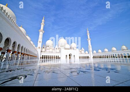 Parole chiave: moschea, Abu Dhabi Grand, Sheikh Zayed, musulmane arabe, Emirates, UAE, islamica, bianco, preghiera, uniti, architettura, l'Islam, religione, landma Foto Stock