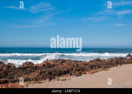 Il Oceano Atlantico fotografato presso il fiume Douro estuario (Foz do Douro). Porto, Portogallo Foto Stock